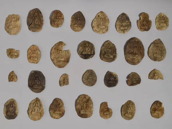 28 votive tablets and 6 pieces of Buddhist votive tablets, each with a figure of the Buddha on the front and b