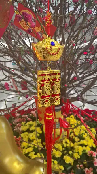 Chinese numismatic "good luck" objects, Hong Kong International Airport (2018)