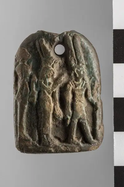 Amulet depicting the gods Amun, Mut, Khonsu title QS:P1476,en:"Amulet depicting the gods Amun, Mut, Khonsu " label QS:Len,"Amulet depicting the gods Amun, Mut, Khonsu " label QS:Lit,"Amuleto raffigura