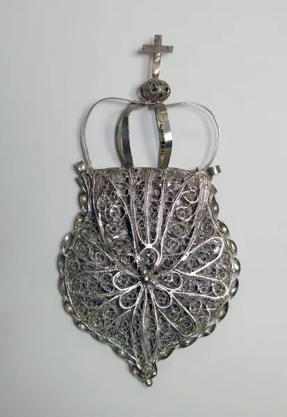 Hollow silver filigree pendant surmounted by a crown, Cordoba (Spain), 1865-1870