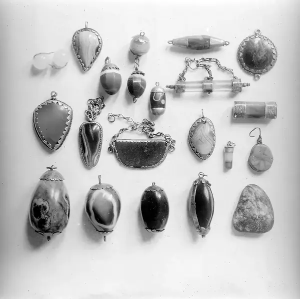 M0016771: Spanish amulets: stones
