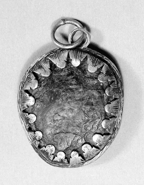 M0016858: Zahnfeige mounted as a pendant / M0016859: Wehen Kreuz double cross / M0016860: Heart shaped pendant / M0016861: Aetites for promoting childbirth / M0016862: Rock crystal mounted as pendant 
