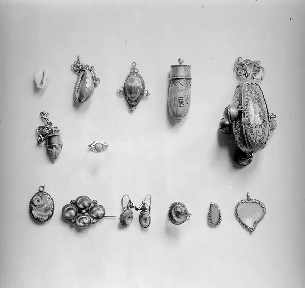 M0016774: Spanish amulet: shells