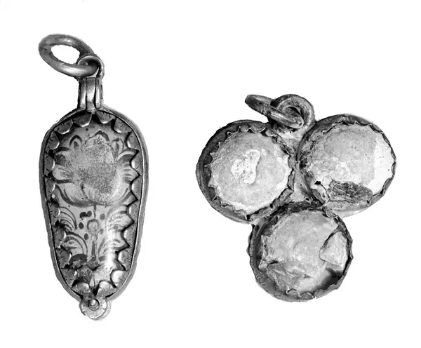 M0016858: Zahnfeige mounted as a pendant / M0016859: Wehen Kreuz double cross / M0016860: Heart shaped pendant / M0016861: Aetites for promoting childbirth / M0016862: Rock crystal mounted as pendant 