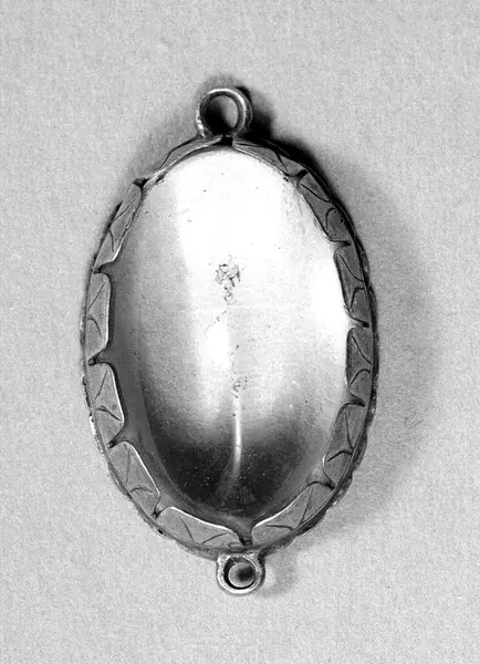 M0016858: Zahnfeige mounted as a pendant / M0016859: Wehen Kreuz double cross / M0016860: Heart shaped pendant / M0016861: Aetites for promoting childbirth / M0016862: Rock crystal mounted as pendant 