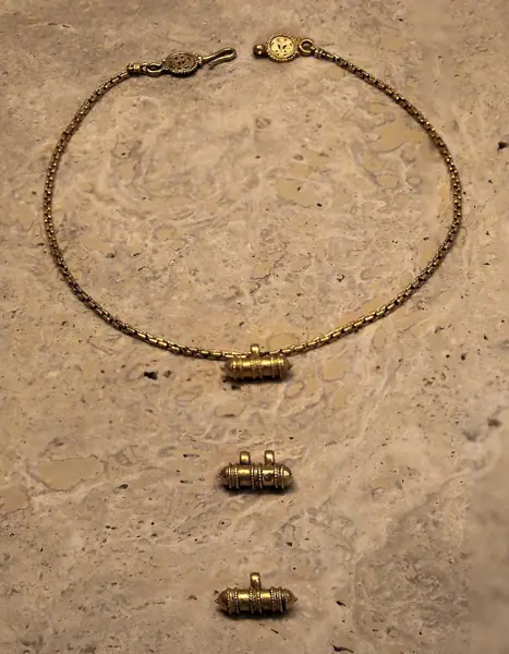 Grecia, monili in oro, 600-625 dc ca., dal tesoretto di mytilene, collana con pendenti tubolari per amuleti o iscrizioni propiziatorie