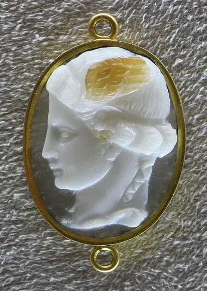 068 arte romana, testa di medusa di profilo, scambiata spesso per psiche, calcedonio, I sec ac. ca.
