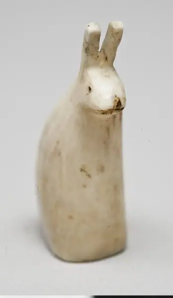 Amulett, skulptur föreställande främre delen av en hare. 1880.04.0734