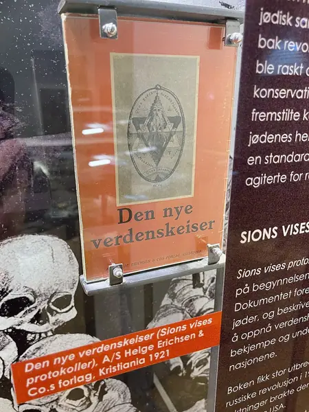 Den nye verdenskeiser. Zions lærde Ældstes (Sions vises) protokoller) oversatt Sara H Weedon Helge Erichsen forlag Kristiania 1920 Norwegian edition of false Anti-Semitic document Frimurermerke. Holoc
