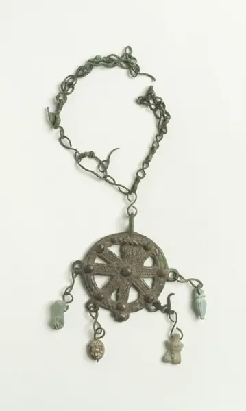 Pendentif avec 4 petites amulettes