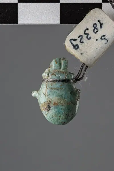 Amulet depicting the heart title QS:P1476,en:"Amulet depicting the heart " label QS:Len,"Amulet depicting the heart " label QS:Lit,"Amuleto raffigurante il cuore"