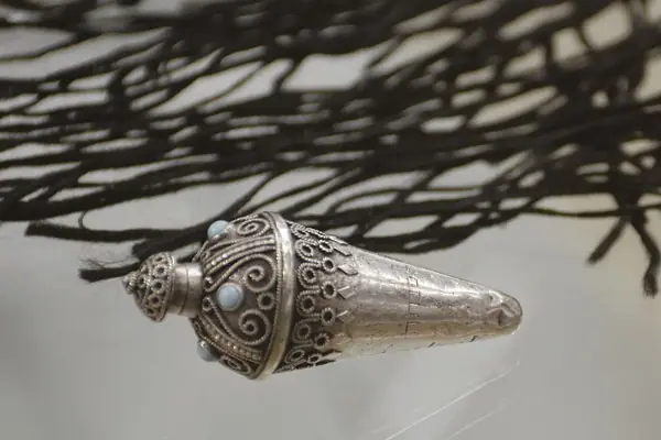 02024 Silver miniature bottle for perfume, filigree