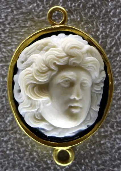 076 artista rinascimentale, testa di medusa, calcedonio, xvi-xvii sec.