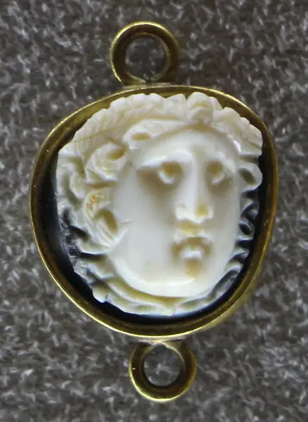071 erte pseudoantica, testa di medusa, calcedonio, xvii sec.