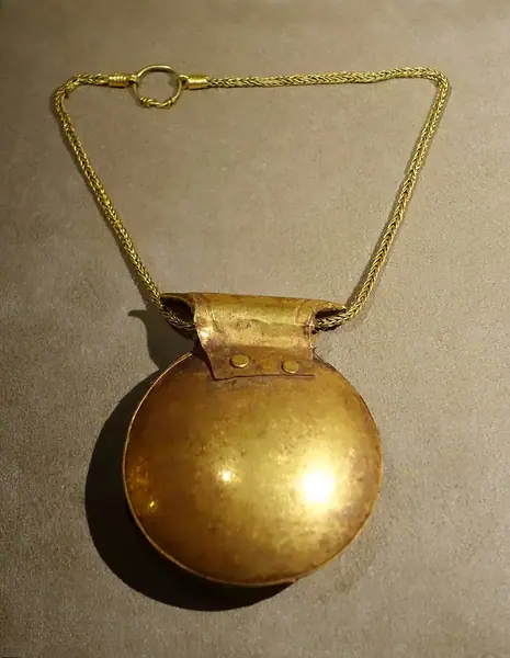 Necklace with lenticular bulla, Ostia, Augustan age, gold, inv. 13379