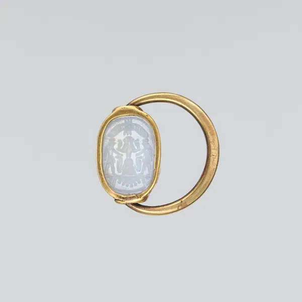 Gold ring with chalcedony scaraboid