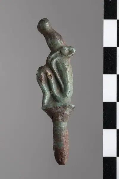 Amulet depicting the goddess Wadjet (?) title QS:P1476,en:"Amulet depicting the goddess Wadjet (?) " label QS:Len,"Amulet depicting the goddess Wadjet (?) " label QS:Lit,"Amuleto raffigurante la dea U