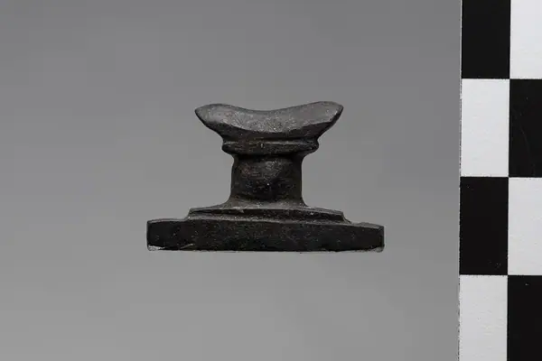 Headrest amulet title QS:P1476,en:"Headrest amulet " label QS:Len,"Headrest amulet " label QS:Lit,"Amuleto raffigurante un poggiatesta"