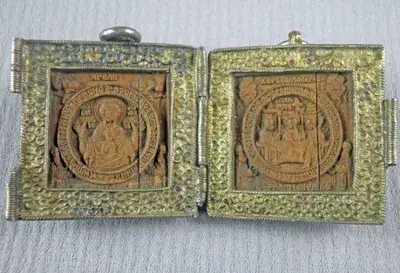Liten amulett av trä, skulpterade framställningar, förmodligen ett klosterarbete