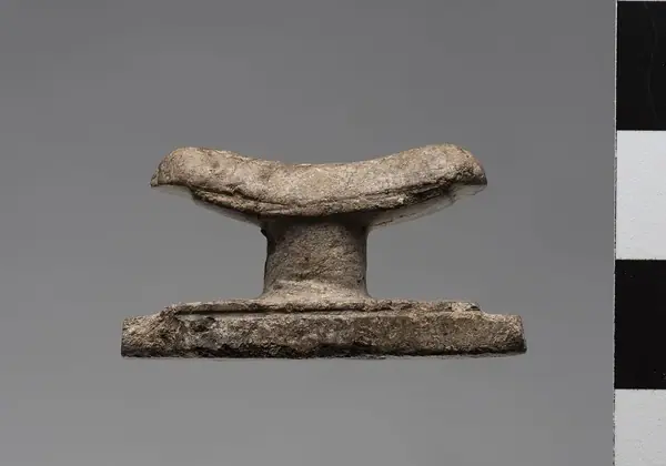 Headrest amulet title QS:P1476,en:"Headrest amulet " label QS:Len,"Headrest amulet " label QS:Lit,"Amuleto raffigurante un poggiatesta"
