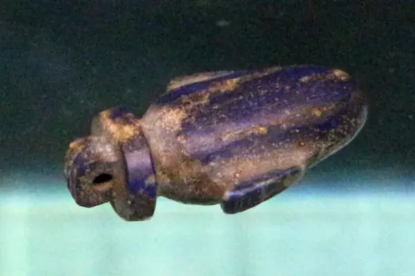 Epoca tarda, amuleto con il cuore ib, lapislazzuli (fi, museo egizio)