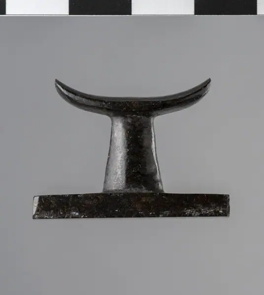 Headrest amulet title QS:P1476,en:"Headrest amulet " label QS:Len,"Headrest amulet " label QS:Lit,"Amuleto raffigurante un poggiatesta"