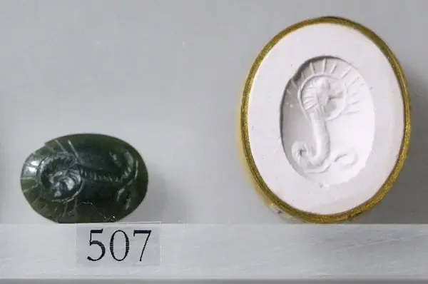 Età imperiale, gemma con chnoubis e iscrizione, II-IV secolo ca., in calcedonio