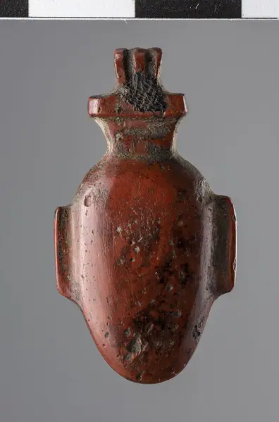 Amulet depicting the heart title QS:P1476,en:"Amulet depicting the heart " label QS:Len,"Amulet depicting the heart " label QS:Lit,"Amuleto raffigurante il cuore"