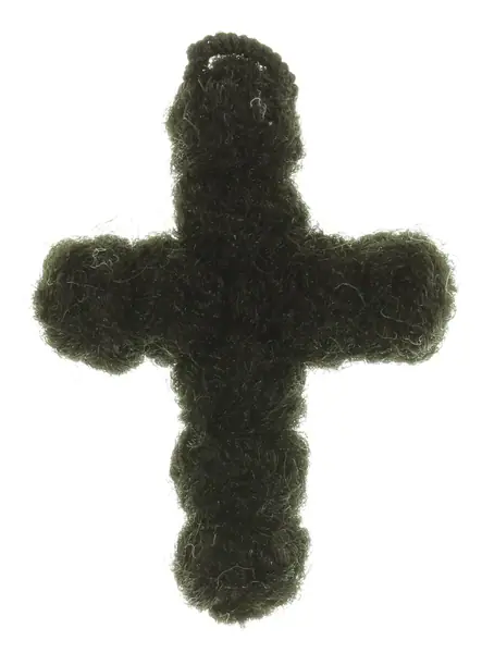 Amulett // el-cy: fylachtó Das Amulett ist ein aus schwarzer Wolle geknotetes Kreuz mit einer kleinen, gleichf