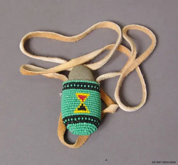 Hanger met rots-amulet, asset q1WYPHhXTYNN89STLd84f1MJ