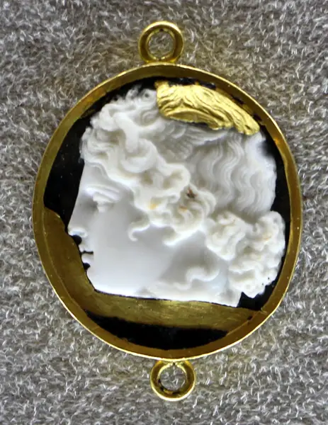012 arte ellenistica, testa di medusa, III sec ac., restaurata in oro nel xv-xvi sec.