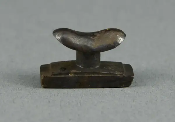 Amulet of a Headrest