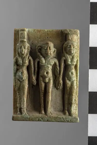 Amulet depicting the gods Isis, Horus and Nephthys title QS:P1476,en:"Amulet depicting the gods Isis, Horus and Nephthys " label QS:Len,"Amulet depicting the gods Isis, Horus and Nephthys " label QS:L