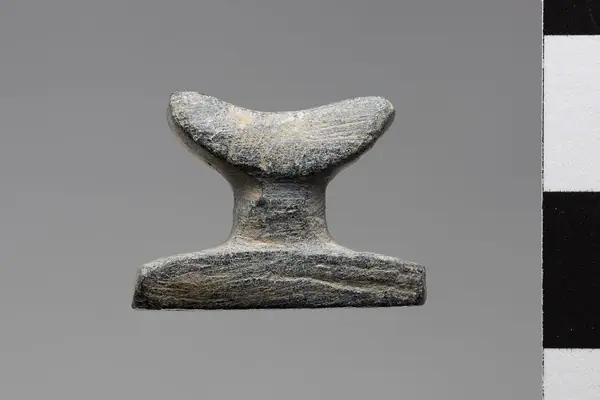 Headrest amulet title QS:P1476,en:"Headrest amulet " label QS:Len,"Headrest amulet " label QS:Lit,"Amuleto raffigurante un poggiatesta"