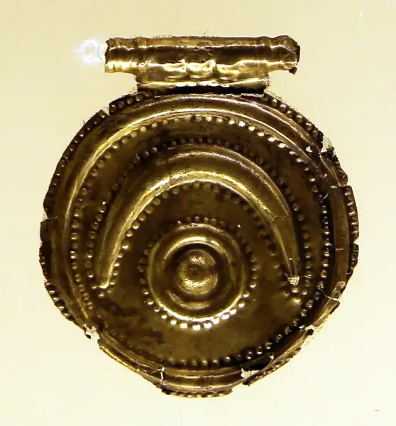 Etruria, oreficerie del periodo orientalizzante, VII secolo ac., pendaglio a bulla