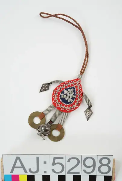 amulet, pendant, tsovvehtahke (S), Sami costumes, costume