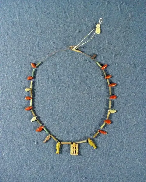 Collier avec perles et amulettes