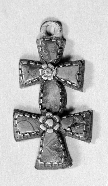 M0016858: Zahnfeige mounted as a pendant / M0016859: Wehen Kreuz double cross / M0016860: Heart shaped pendant / M0016861: Aetites for promoting childbirth / M0016862: Rock crystal mounted as pendant 