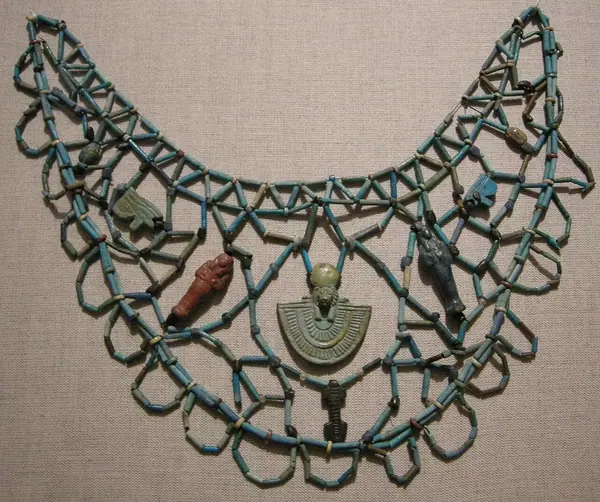 Arte egizia, collana con pendenti-amuleto, 750-525 ac.