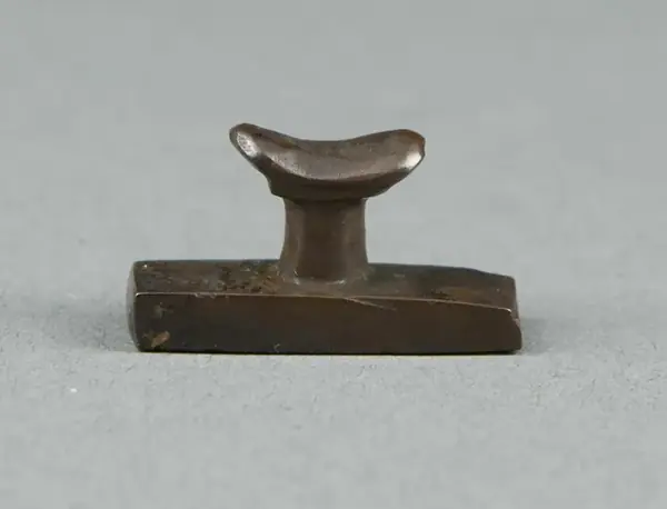 Amulet of a Headrest
