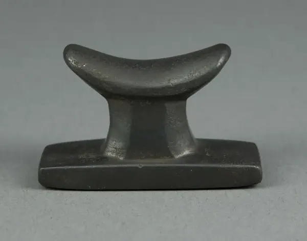 Amulet of a Headrest
