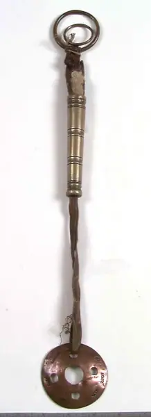 Beltering med nålehus, amulett