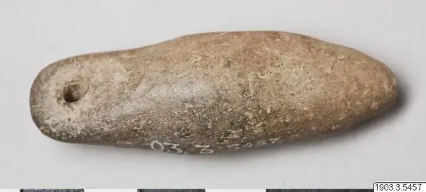 Phallosamulett genomborra0:. Brandt lera