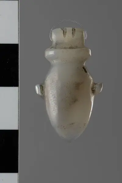 Amulet depicting the heart title QS:P1476,en:"Amulet depicting the heart " label QS:Len,"Amulet depicting the heart " label QS:Lit,"Amuleto raffigurante il cuore"