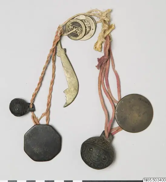 Amulett, amulet (1935.50.3400) - Etnografiska Museet