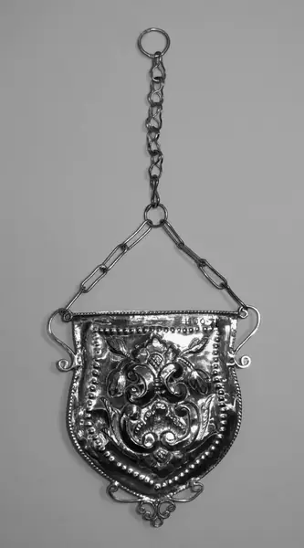 Shallow silver pendent purse with filigree trim, hanging from a chain, Cordoba (Spain), 1865-1870
