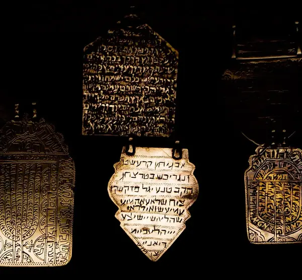 Amuletos en la sinagoga del Tránsito (Toledo) (7214179868)
