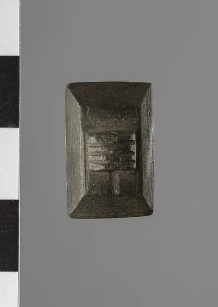 Amulet depicting a seal title QS:P1476,en:"Amulet depicting a seal " label QS:Len,"Amulet depicting a seal " label QS:Lit,"Amuleto raffigurante un sigillo"