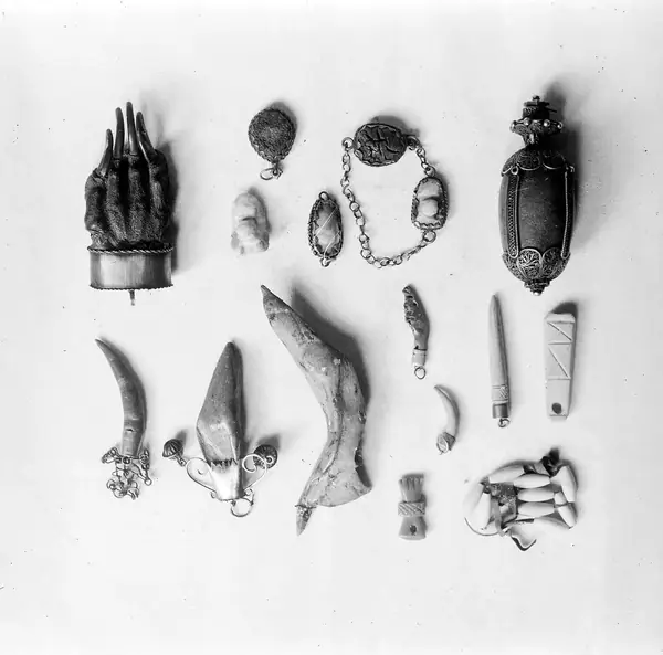 M0016776: Spanish amulets: animal products