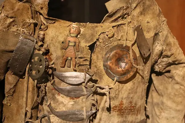 Siberia, veste da sciamano, da yakuts, ante 1928, 02 amuleti